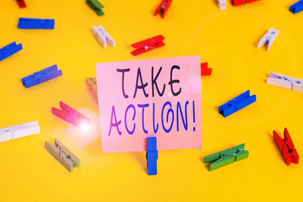 Signo de texto que muestra Take Action. Foto conceptual hacer algo oficial o concertado para lograr el objetivo con el problema Papeles de pinza de ropa de colores vacía recordatorio piso amarillo oficina de fondo . —  Fotos de Stock