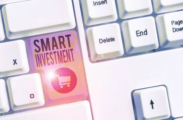 Tekst schrijven Smart Investment. Bedrijfsconcept voor het toewijzen van middelen aan een actief of het toewijzen van kapitaal. — Stockfoto