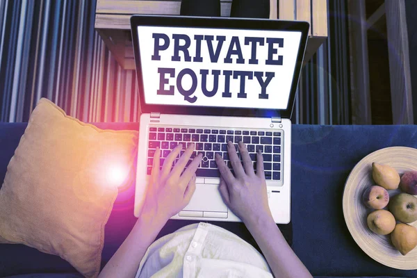 Schreiben Notiz zeigt Private Equity. Business-Foto, das das in Firmen investierte Geld zeigt, die nicht an die Börse gegangen sind. — Stockfoto