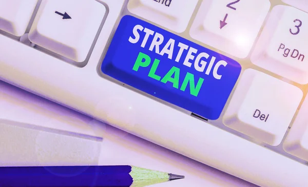 Slovo psaní textu Strategický plán. Obchodní koncepce pro analytickou činnost, která se používá k nastavení a zaměření priorit. — Stock fotografie