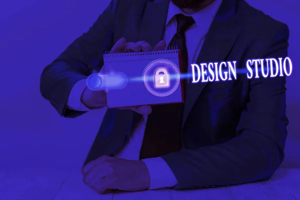 Design Studio'yı gösteren metin işareti. Tasarımcılar ve esnaf gebe yapan için kavramsal fotoğraf işyeri. — Stok fotoğraf