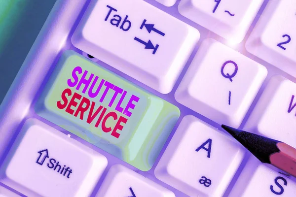 Bericht schrijven tekst Shuttle Service. Bedrijfsconcept voor het vervoeren van passagiers tussen twee vaste punten. — Stockfoto