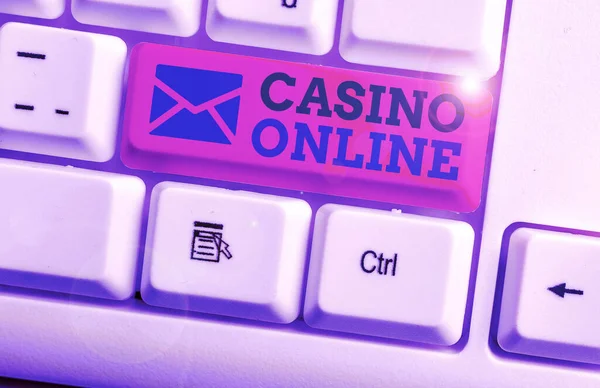 Word écriture de texte Casino en ligne. Concept d'affaires pour les joueurs peuvent jouer et parier sur les jeux de casino en ligne . — Photo