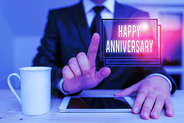 Segno di testo che mostra Buon Anniversario. Foto concettuale La data annuale ricorrente di un evento passato celebrazione Maschio indossare abiti formali presentazione presente uso hi tech smartphone . — Foto Stock