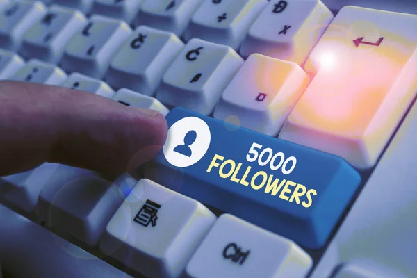 Scrittura di testo a mano 5000 seguaci. Concetto che significa numero di persone che seguono qualcuno su Instagram . — Foto Stock