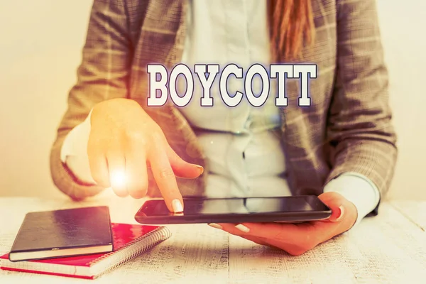 Boykotu gösteren bir not yazıyorum. İş fotoğrafçılığı, belirli bir şirketin mal veya hizmetlerini iletişim cep telefonu ile satın almayı ya da kullanmayı durdurur. — Stok fotoğraf
