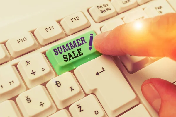 Texte d'écriture Word Summer Sale. Concept d'entreprise pour le temps où un magasin vend des produits à des prix beaucoup plus bas que d'habitude . — Photo