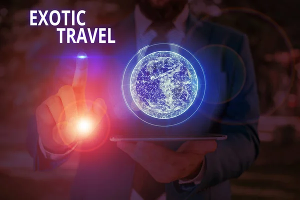 Schrijfbriefje met Exotic Travel erop. Zakelijke foto presentatie Reizen naar ongewone plaatsen of onbekende bestemming Elementen van deze afbeelding ingericht door Nasa. — Stockfoto