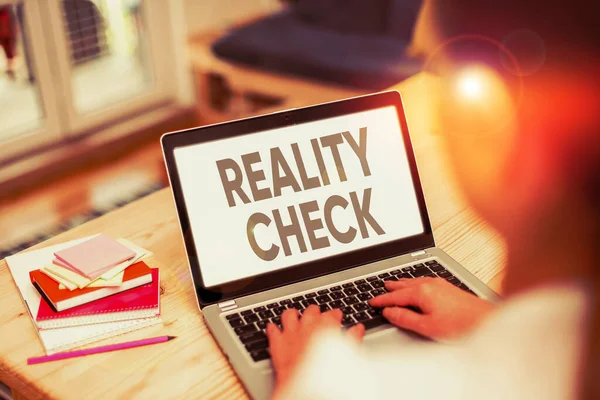 Signo de texto que muestra Reality Check. Foto conceptual se recuerda el estado de las cosas en el mundo real . —  Fotos de Stock