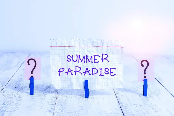 Konceptuell handstil som visar Summer Paradise. Affärsfoto visa upp Spendera semester i en idealisk eller idyllisk plats eller stat mullrande ark med gem placeras på träbordet. — Stockfoto