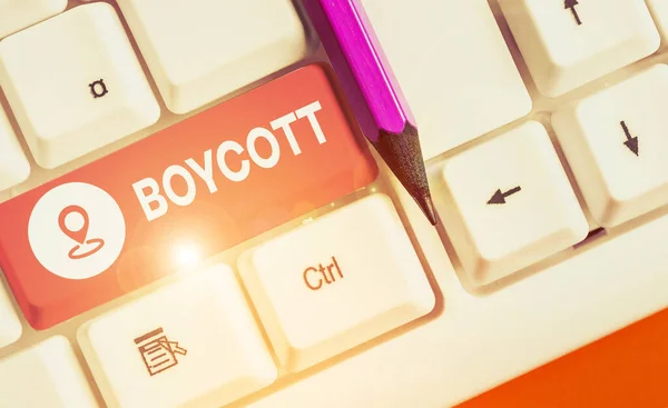 Texte manuscrit écrit Boycott. Concept signifiant cesser d'acheter ou d'utiliser les biens ou les services d'une certaine entreprise . — Photo