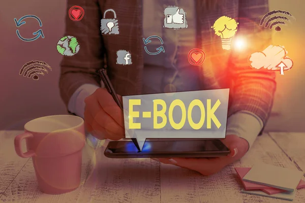 Σύνταξη σημείωσης δείχνει E Book. Επαγγελματίες φωτογραφία προβάλλοντας την ηλεκτρονική έκδοση του έντυπου βιβλίου που μπορεί να διαβάσει ο υπολογιστής ή το tablet σας. — Φωτογραφία Αρχείου