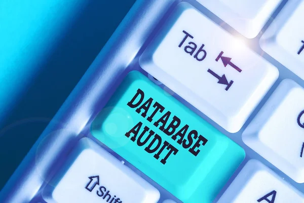 Schrijfnotitie met Database Audit. Bedrijfsfoto presentatie auditing van gegevens om de kwaliteit ervan te beoordelen voor een specifiek doel. — Stockfoto