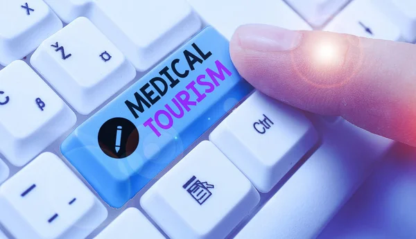 Conceptuele handschrift toont medisch toerisme. Zakelijke foto tekst reizen naar het buitenland om medische zorg te ontvangen. — Stockfoto