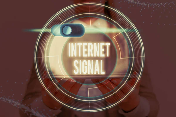 Palavra escrita texto Internet Signal. Conceito de negócio para a intensidade do sinal recebido por um telefone de uma rede celular . — Fotografia de Stock