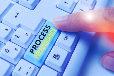 Süreç Performansını gösteren not yazılıyor. Bir sürecin ne kadar verimli veya etkili olduğunu gösteren iş fotoğrafı gösterimi.