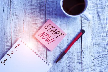 El yazısı metni Şimdi Başla. Kavram demek, çalışmaktan çekinmeyin ya da bir şeyler yapmaktan çekinmeyin. Tahta masanın üzerindeki bir fincan sade kahvenin yanına koyun..