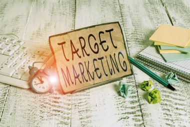 Hedef Pazarlamayı gösteren bir not yazıyorum. Ürünü bilgisayar klavyesi ve kağıtları arasında tel üzerine not kağıdı alacak potansiyel müşterilerden oluşan iş fotoğrafı gösterme grubu.