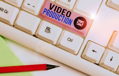 Video Prodüksiyon 'u gösteren bir not yazıyorum. Bir fikri video Filtrelemeye dönüştüren iş fotoğrafı gösterme süreci.