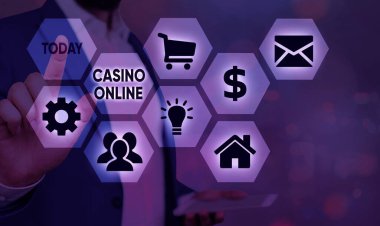 Casino Online'ı gösteren metin işareti. Kavramsal fotoğraf kumarbazlar online üzerinden casino oyunları oynayabilir ve bahis.