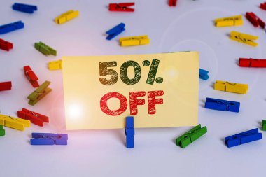 Kelime yazma metni% 50 indirimli. Bir ürünün orijinal fiyatında% 50 indirim için iş konsepti Renkli çamaşır iğnesi kağıtları boş hatırlatıcı beyaz zemin arka plan ofisi.