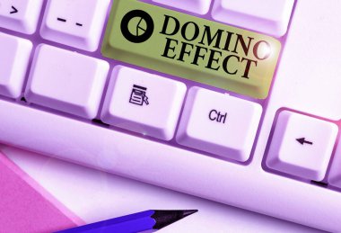 Mesaj işareti Domino Etkisini gösteriyor. Kavramsal fotoğraf zinciri reaksiyonu benzer olaylara neden olur..