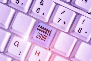 Mesaj 2019 'u gösteriyor. Kavramsal fotoğraf ayrılırken veya geçen yılın sonunda iyi dileklerini ifade eder.