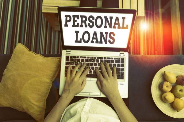 Nota di scrittura che mostra i prestiti personali. Foto aziendale in mostra prestito non garantito e ti aiuta a soddisfare le vostre esigenze finanziarie . — Foto Stock