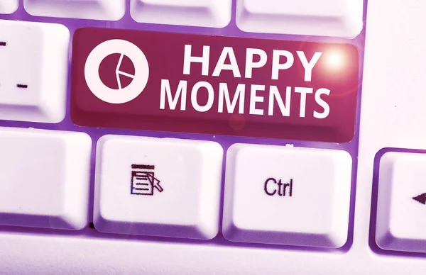 Ordskrivning text Happy Moments. Affärsidé för känslor av nöje eller tillfredsställelse med sitt liv. — Stockfoto