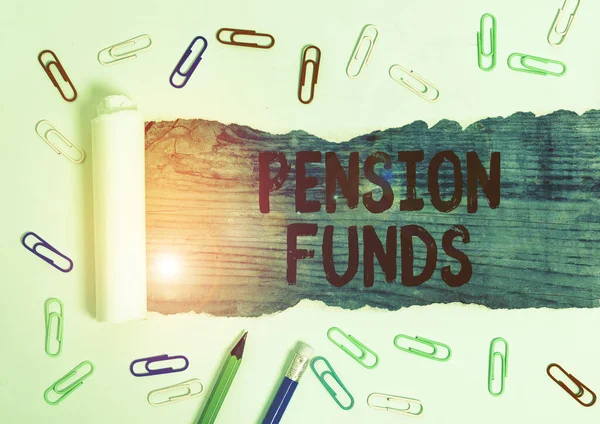 Nota escrita que muestra los Fondos de Pensiones. Foto de negocios mostrando grupos de inversión que pagan por los compromisos de jubilación de los empleados . — Foto de Stock