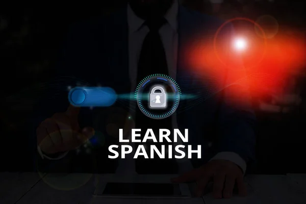İspanyolca öğrenin'i gösteren metin işareti. Kavramsal fotoğraf, İspanyolca konuşma ve yazma bilgisi edinme veya kazanma. — Stok fotoğraf