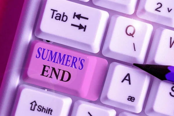 Piszę notatkę z Summer S End. Biznes photo showcasing Koniec przerwy dobre wspomnienia z podróży i relaksujący czas. — Zdjęcie stockowe