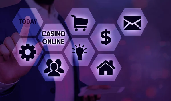 Tekstbord toont Casino online. Conceptuele foto gokkers kunnen spelen en inzetten op casino games via online. — Stockfoto