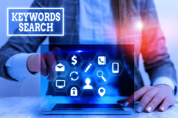 Schreiben Notiz zeigt Keywords Search. Geschäftsfotodarstellung sucht nach passenden Dokumenten, die ein oder mehrere Wörter enthalten. — Stockfoto