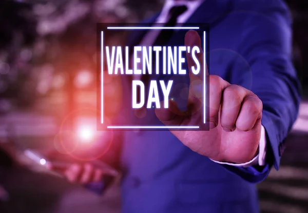 Scrivere testi a mano San Valentino. Concetto che significa festa roanalysistic celebrata ogni anno il 14 febbraio Uomo d'affari con il dito puntato di fronte a lui . — Foto Stock