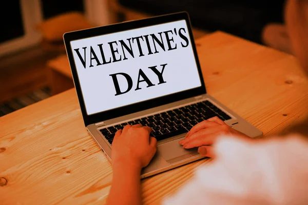 Escribiendo una nota que muestra el Día de San Valentín. Foto de negocios mostrando fiesta roanalítica celebrada cada año el 14 de febrero . — Foto de Stock