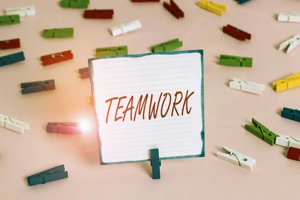 Konceptuell handstil som visar Teamwork. Business foto text kombinerad åtgärd av grupp särskilt när effektiv och ändamålsenlig Färgade klädnypor tom påminnelse rosa golv kontor pin. — Stockfoto