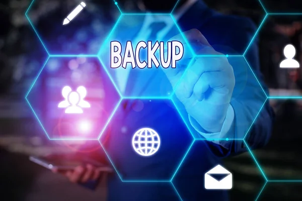 Segno di testo che mostra Backup. Copia concettuale di foto di file o altri dati di elementi realizzati nel caso in cui l'originale venga perso danneggiato . — Foto Stock