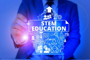 Stem Education'ı gösteren kavramsal el yazısı. İlk okul ve ortaöğretim öğrencilerini üniversiteye hazırlamak için iş fotoğrafı metni geliştirildi.
