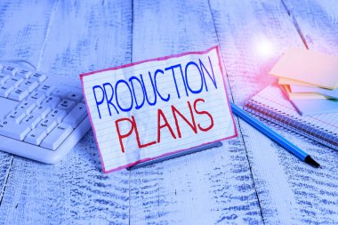 Yapım Planlarını gösteren bir not yazıyorum. İş fotoğrafı gösterimi, bilgisayar klavyesi ve sayfaları arasında tel üzerine özel bir ürün nota kağıdı üretmeye karar veriyor..