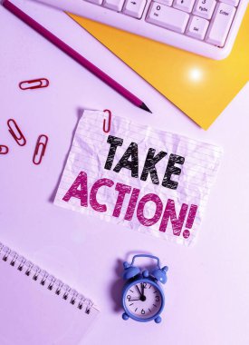 Harekete Geçildiğini gösteren metin işareti. Kavramsal fotoğraf resmi bir şey yapmak ya da sorunlu bir hedefe ulaşmak için uyumlu bir şey yapmak için beyaz boş kağıt üzerinde yatıyordu metin iletileri için metin alanı.