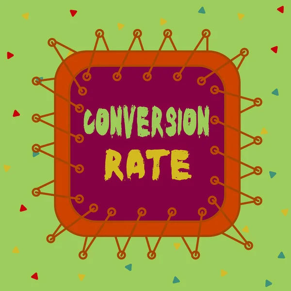 콘셉트 손 글씨는 Conversion Rate 를 보여 주고 있다. 비즈니스 사진은 원하는 목표를 완벽하게 달성 한 웹 사이트를 찾는 수많은 방문객들을 보여 주고 있다.. — 스톡 사진