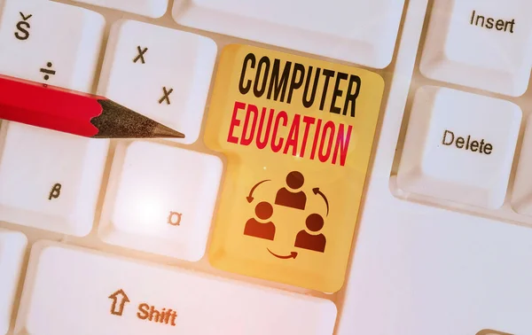 Texto de escrita de palavras Computer Education. Conceito de negócio para adquirir conhecimentos básicos e competências para operar computadores . — Fotografia de Stock