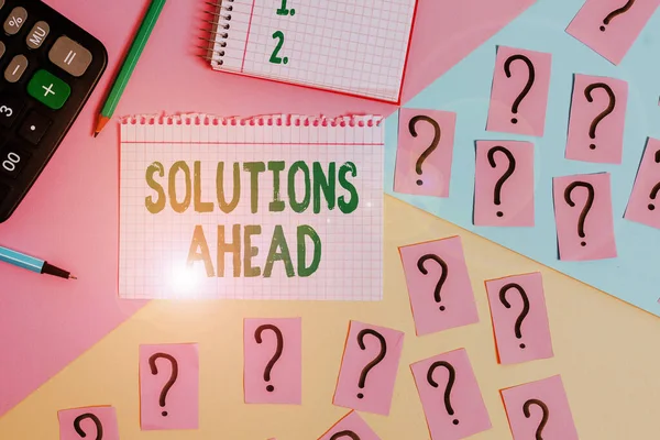 Tekstbord met Solutions Ahead. Conceptuele foto van tevoren actie of proces van het oplossen van een probleem of probleem Wiskunde spullen en schrijfapparatuur boven pastelkleuren achtergrond. — Stockfoto