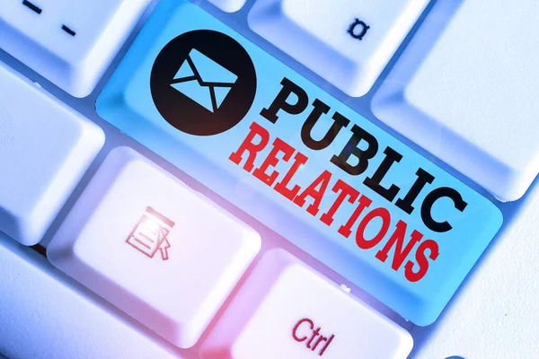 Psaný text Public Relations. Pojem znamená stav vztahu mezi veřejností a společností. — Stock fotografie