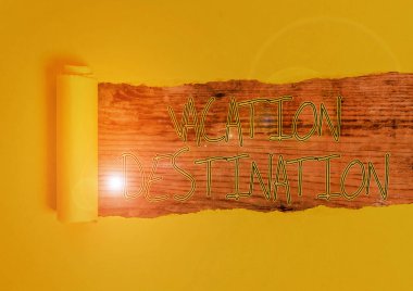 Tatil Yeri 'ni gösteren kavramsal el yazısı. İş fotoğraflarının gösterildiği bir yer. Tatile gitmek ya da gevşeme kartonunun yırtıldığı bir yer. Klasik ahşap bir masanın üzerine yerleştirilmiş..