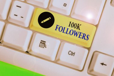 Kelime yazma metni 100 bin takipçi. Instagram 'da birini takip eden kişi sayısı için iş kavramı.