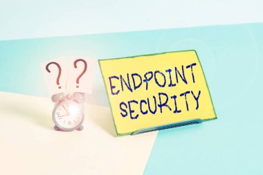 Kelime yazma metni Endpoint Güvenliği. Şirket ağını koruma metodolojisi için iş konsepti Mini boyutunda alarm saati, pastel arka plana yaslanmış kağıt bir çarşaf yanında.