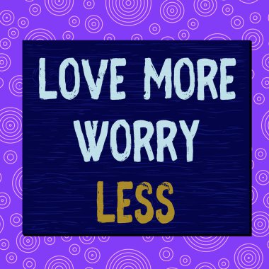 Kavramsal el yazısı Love More Worry less 'ı gösteriyor. İş fotoğrafı metni iyi bir tutum motivasyonu var. Sevecen ol. Renkli duvardaki gerçek dışı çizgi film tahtası ile hayatın tadını çıkar..
