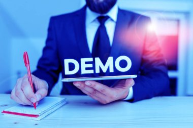 Kelime yazma metni Demo. Bir ürün teknikleri ve becerilerinin tanıtımı için iş konsepti. Toplum toplantılarında erkek giysileri giyilir. Sunum için yüksek teknoloji akıllı telefonu kullanın..